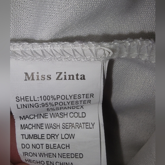 Beautiful & Soft White lace skirt w/hidden shorts size Small - Picture 4 of 6